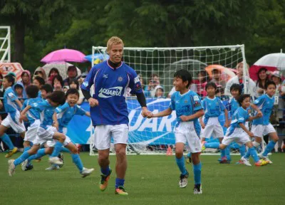 【写真】本田圭佑選手が子供たちと鬼ごっこなどトレーニングを実施