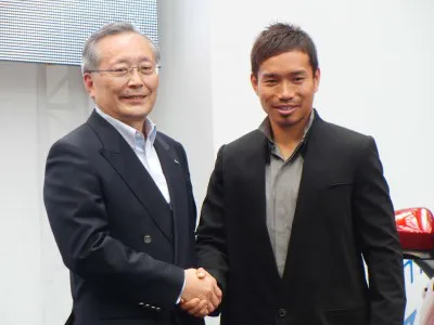 【写真】マツダ株式会社代表取締役会長　社長兼CEOの山内氏とトークショーを行った長友選手