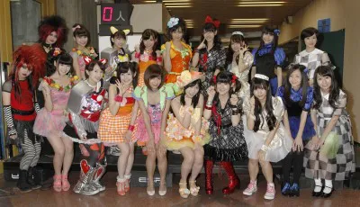 【写真】記者会見に臨む10組のアイドルの代表者たち