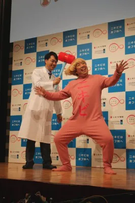 設楽は「たけしさんになったみたい」と何回もピコピコハンマーで日村を叩いた