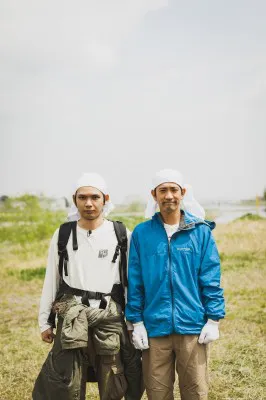 番組では、野宿のスペシャリスト・カメ五郎（写真左）の指導を受ける