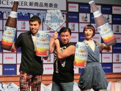「キリン アイスプラスビール」の新商品発表会に登場した小島よしお、スギちゃん、鳥居みゆき(左から)