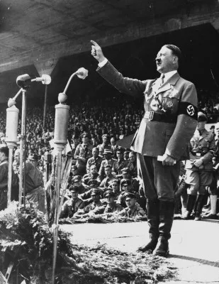 「追跡者　ザ・プロファイラー」第1回のテーマはヒトラー。ヒトラーの天才的演説術にMCの岡田も見入る