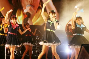 ぱすぽ☆が日比谷野音で新曲「夏空HANABI」を初披露!世界一周ロックの旅第2弾は“ジャパニーズPUNK”