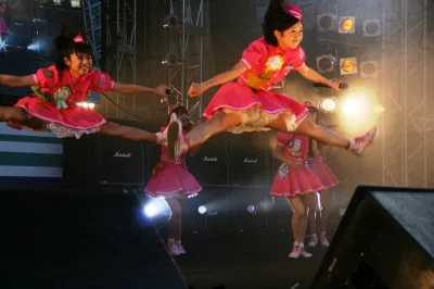 「Let It Go!!」の名物シーン！　ジャンプを決める森詩織（右）と槙田紗子（左）