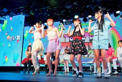 一緒に踊る（左から）勝田梨乃と菊地亜美、関根優那、溝呂木世蘭。違うグループのアイドルが共演する姿を見られるのもTIFの魅力