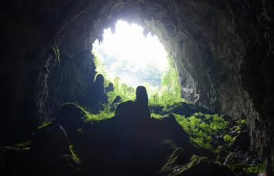 洞窟内部に到達するには約90メートルの崖を降りていかなければならない