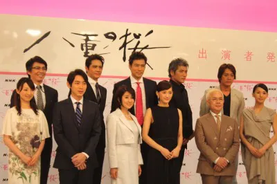 大河ドラマ「八重の桜」の新キャスト発表会見に、出演者たちが登場