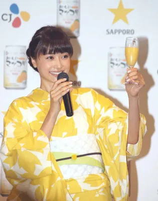 【写真】マッコリを飲んで「酔っぱらっちゃた…」とぽろり