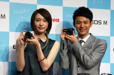 新発売のキヤノンのミラーレスカメラ「EOS M」をPRする妻夫木聡と新垣結衣