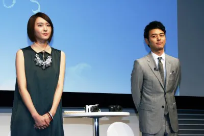 9月中旬発売予定の「EOS M」と共に会見に登場した妻夫木聡と新垣結衣
