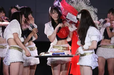 ファンからの新幹線をかたどったケーキを前に涙する松井玲奈