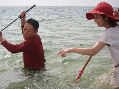 阿部サダヲ演じる佐々木は、南の島でサバイバル生活を余儀なくされる