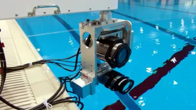 一方のカメラを水上にもう一方を水中に設置