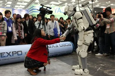 【写真】ロボットの中に入った老人・鈴木の暴走ぶりに爆笑