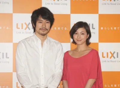 新CM発表会に登場した松山ケンイチと広末涼子（写真左から）