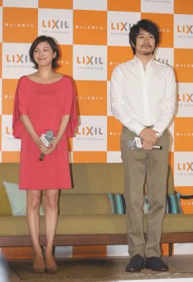 初共演で夫婦役を演じる