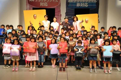 【写真】新CMに出演している66人の子供たちがランドセルを持って登場した