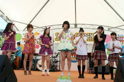 アイドリング!!!、さくら学院、東京女子流がコラボし、お互いの持ち歌などを全員で歌う