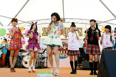 さくら学院、東京女子流とのコラボステージをMCを務める朝日奈央（左から3人目）と橘ゆりか（左端）