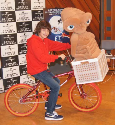 E.T.を自転車のかごに載せて写真撮影