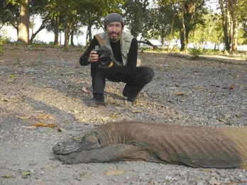 「カメラを構えてシャッターを切りながら逃げた」渡部陽一VSコモドドラゴン!