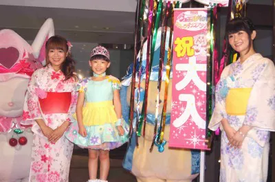 オープニングセレモニーに登場した斉藤彩夏、芦田愛菜、ささきのぞみ（写真左から）
