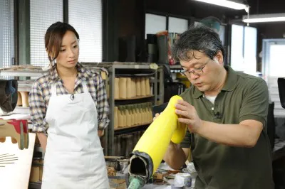 社長であり、“すご腕職人”でもある森谷氏の手さばきをじっと見つめる西尾