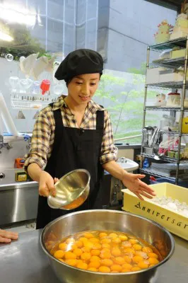 洋菓子店の新人なら誰もが通る道“生卵割り”に挑戦！