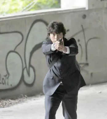 これが最初で最後!? 「遺留捜査」で糸村が初めて拳銃を構える…!