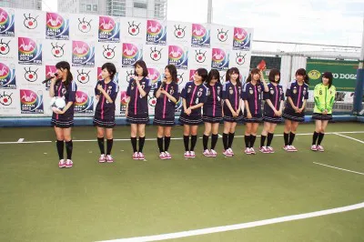 サッカーにちなんで11人が日本代表のユニフォームを着て会見に臨む
