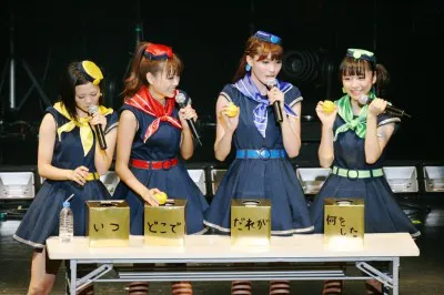 衣装チェンジを利用したゲームで箱からボールを引く（左から）森詩織、赤担当・安斉奈緒美、青担当・藤本有紀美、槙田紗子