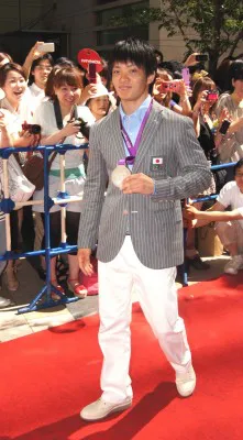誇らしげに銀メダルを持って登場する体操男子日本代表・田中佑典選手