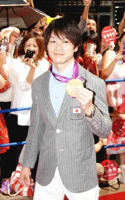 日本史上28年ぶり4人目の快挙となった個人総合の金メダルを獲得した内村選手