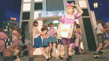 きゃりーぱみゅぱみゅがキュートなバイトコスプレを披露!!