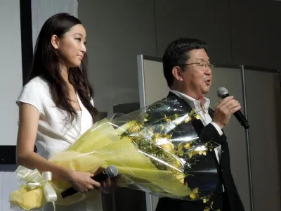 【写真】梅村本部長から杏へ激励の花束が送られた