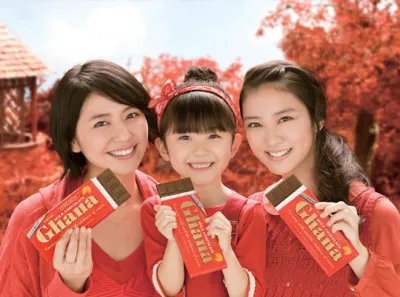 ロッテガーナミルクチョコレート「3人でほっぺ」篇のCMに出演することになった長澤まさみ、渡邉このみ、武井咲（写真左から）