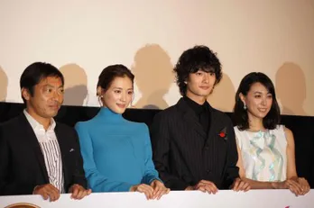 アッコちゃんが抜けきれていない!? 綾瀬はるかがドタバタ舞台あいさつ