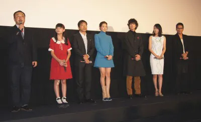 川村泰祐監督、吉田里琴、香川照之、綾瀬はるか、岡田将生、吹石一恵、大杉漣（写真左から）