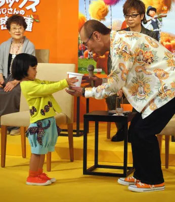 “変なおじさん”ではなく“いいおじさん”志村けんが子役からのプレゼントにデレデレ!?