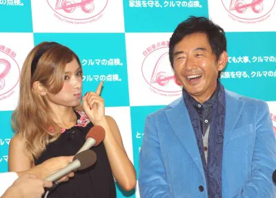 イベントに登場したローラと石田純一（写真左から）