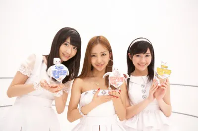 新CMに出演するAKB48・柏木由紀、板野友美、渡辺麻友(写真左から)