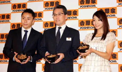 太田選手、吉野家専務取締役・門脇純孝氏、眞鍋かをり(写真左から)