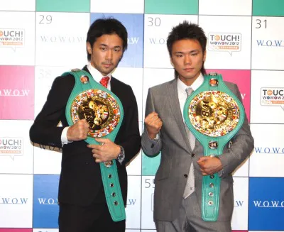 WOWOWライブで、ダブル世界タイトルマッチを行うボクシング・山中慎介選手と五十嵐俊幸選手(写真左から)