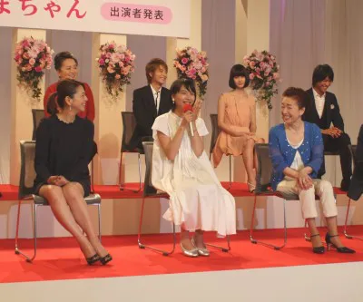 【写真】親子3世代を演じる小泉今日子、能年玲奈、宮本信子(前列左から)