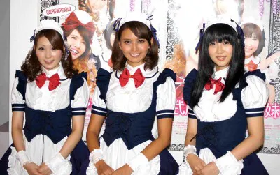 メイド姿で登壇したAKB48・中田ちさと、加藤夏希、AKB48・仲谷明香(写真左から)
