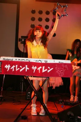 タンバリンを振りながらキーボードを弾く新メンバーのゆかるんこと黒坂優香子