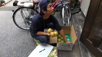 渋谷すばるは、フルーツの訪問販売で汗を流す男性に会いに向かう