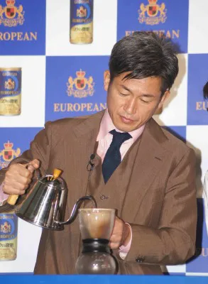 お返しに三浦選手も鵜飼さんにコーヒーを振る舞う