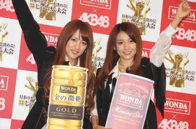「WONDA」をPRするAKB48・高橋みなみ、大島優子(写真左から)
